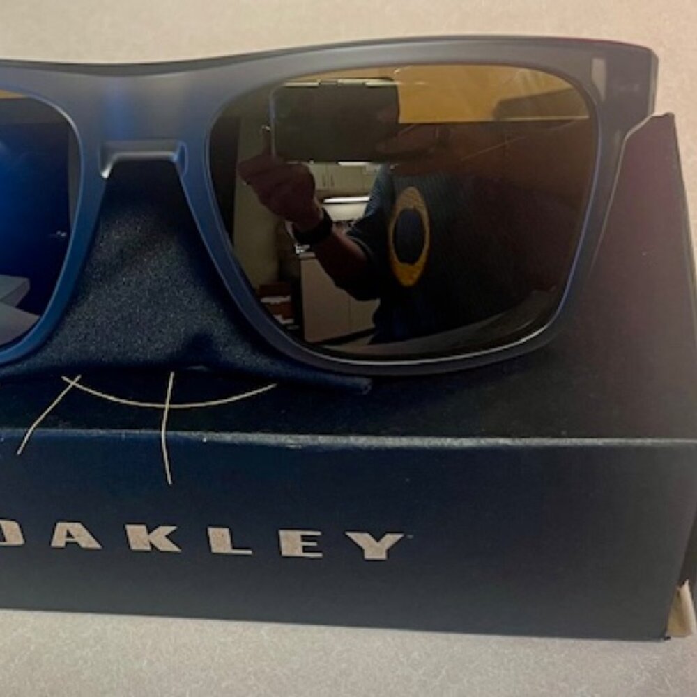NEW OAKLEY POLARIZED SUNGLASSES (LEFFINGWELL)
